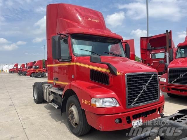 Volvo VNM 中古トラクターヘッド | トレーラーヘッド