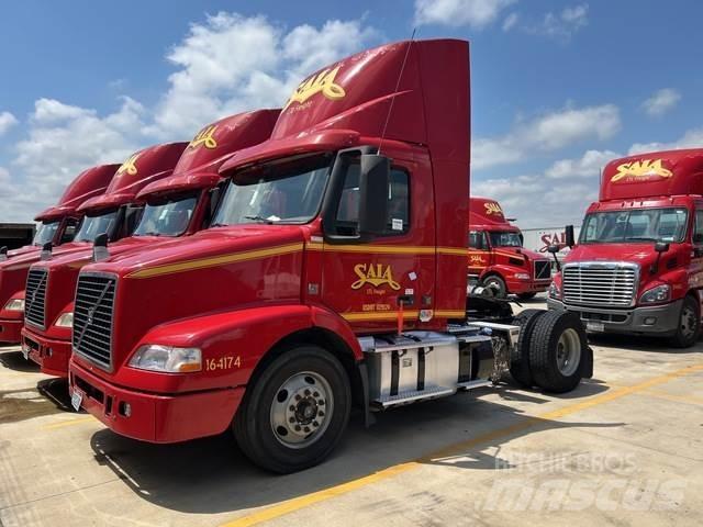 Volvo VNM 中古トラクターヘッド | トレーラーヘッド