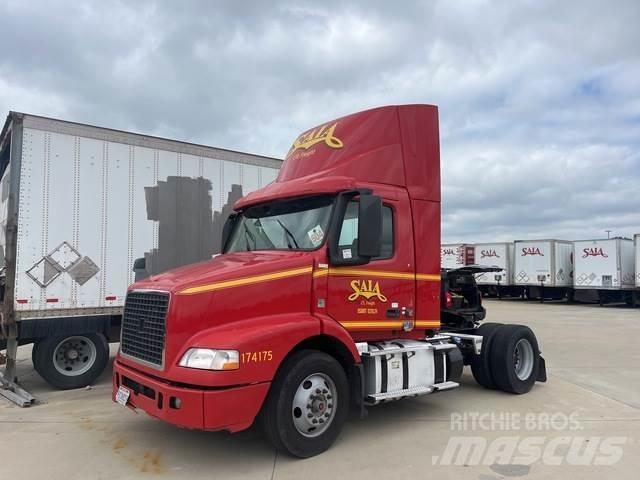 Volvo VNM 中古トラクターヘッド | トレーラーヘッド