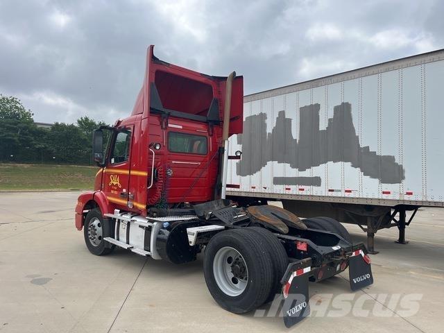 Volvo VNM 中古トラクターヘッド | トレーラーヘッド
