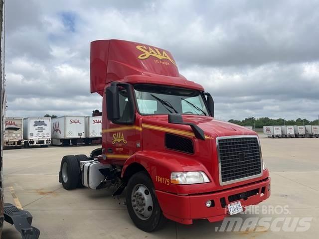 Volvo VNM 中古トラクターヘッド | トレーラーヘッド