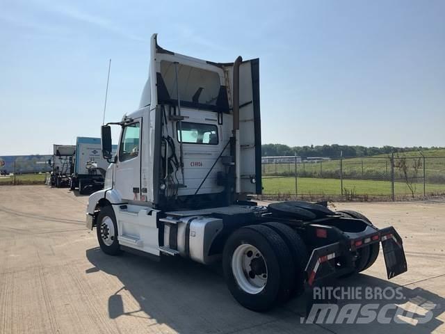Volvo VNM 中古トラクターヘッド | トレーラーヘッド