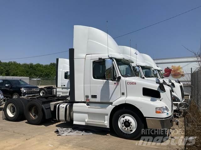 Volvo VNM 中古トラクターヘッド | トレーラーヘッド