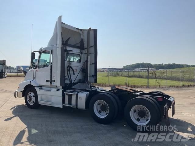 Volvo VNM 中古トラクターヘッド | トレーラーヘッド