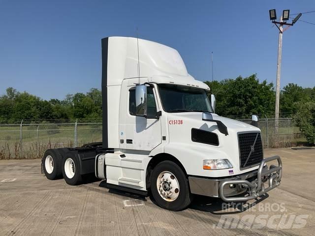 Volvo VNM 中古トラクターヘッド | トレーラーヘッド