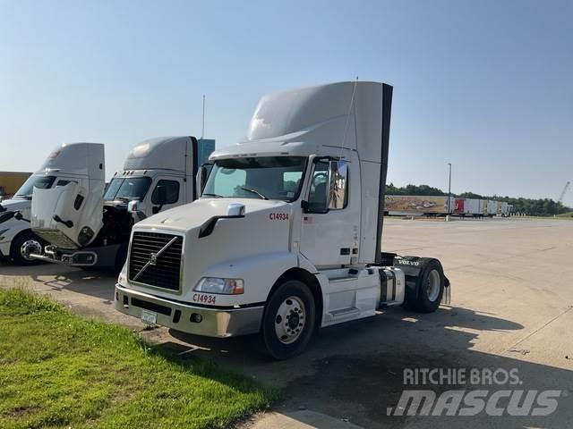 Volvo VNM 中古トラクターヘッド | トレーラーヘッド