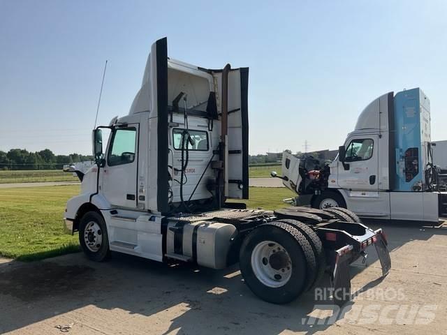 Volvo VNM 中古トラクターヘッド | トレーラーヘッド