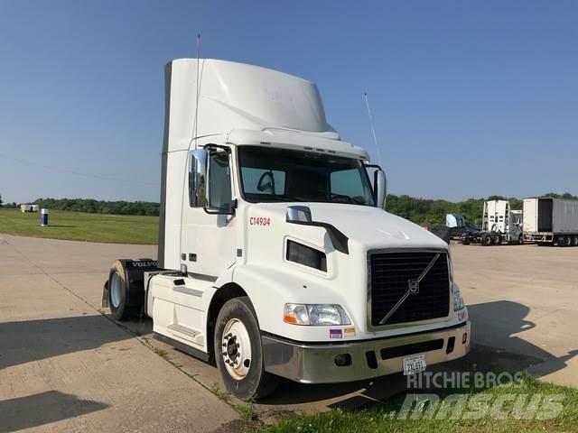 Volvo VNM 中古トラクターヘッド | トレーラーヘッド