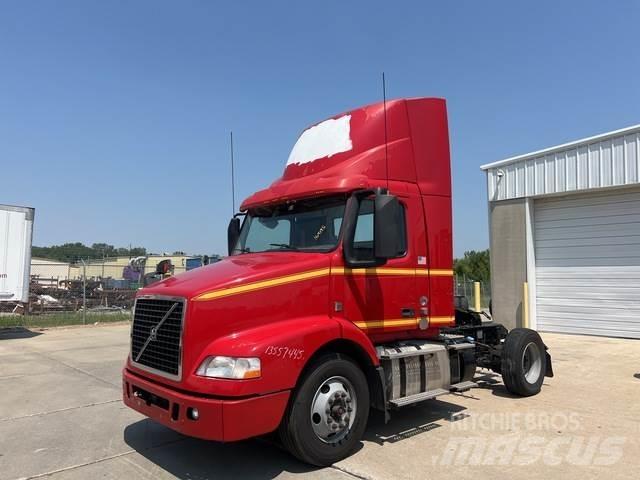 Volvo VNM 中古トラクターヘッド | トレーラーヘッド