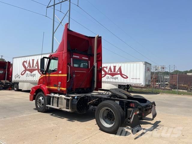 Volvo VNM 中古トラクターヘッド | トレーラーヘッド
