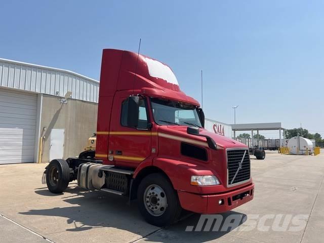 Volvo VNM 中古トラクターヘッド | トレーラーヘッド