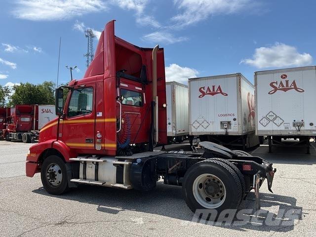 Volvo VNM 中古トラクターヘッド | トレーラーヘッド