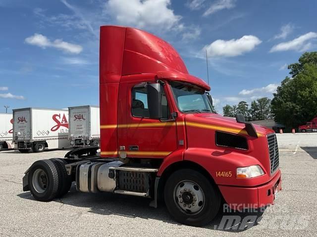 Volvo VNM 中古トラクターヘッド | トレーラーヘッド