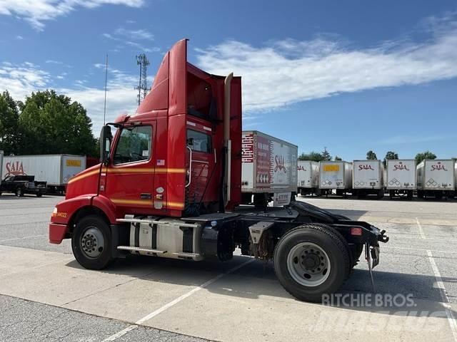 Volvo VNM 中古トラクターヘッド | トレーラーヘッド