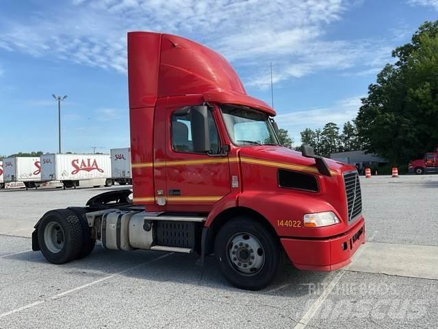 Volvo VNM 中古トラクターヘッド | トレーラーヘッド