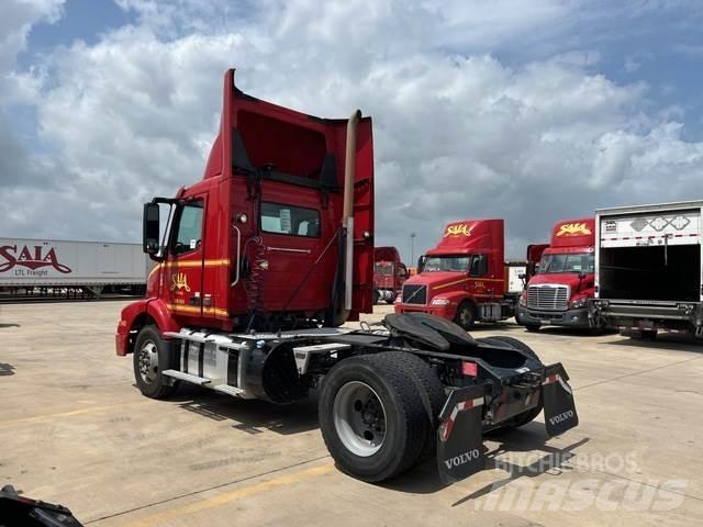 Volvo VNM 中古トラクターヘッド | トレーラーヘッド