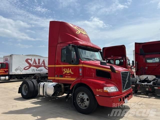 Volvo VNM 中古トラクターヘッド | トレーラーヘッド