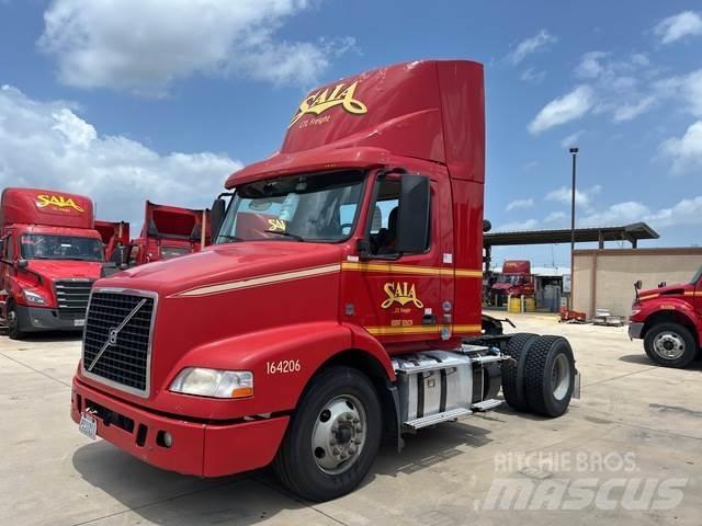Volvo VNM 中古トラクターヘッド | トレーラーヘッド
