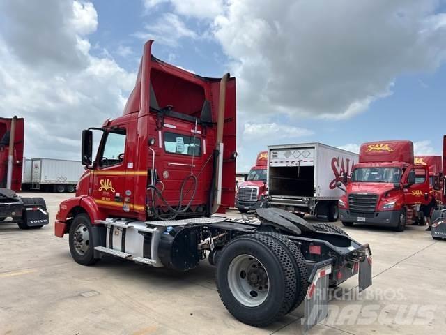 Volvo VNM 中古トラクターヘッド | トレーラーヘッド