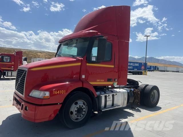 Volvo VNM 中古トラクターヘッド | トレーラーヘッド