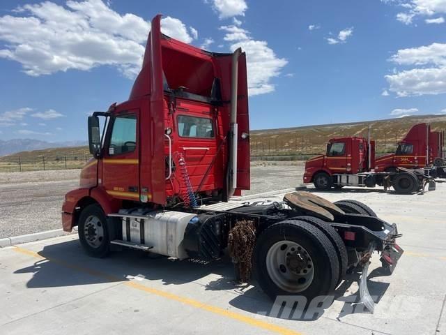 Volvo VNM 中古トラクターヘッド | トレーラーヘッド