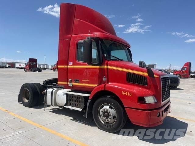 Volvo VNM 中古トラクターヘッド | トレーラーヘッド
