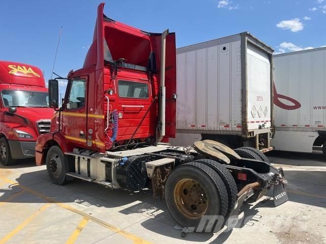 Volvo VNM 中古トラクターヘッド | トレーラーヘッド