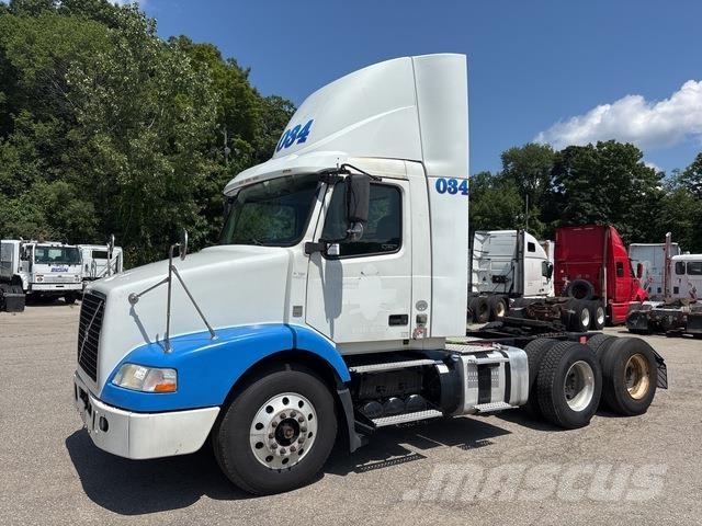 Volvo VNM 中古トラクターヘッド | トレーラーヘッド