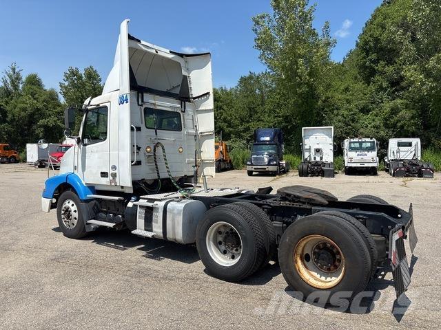Volvo VNM 中古トラクターヘッド | トレーラーヘッド