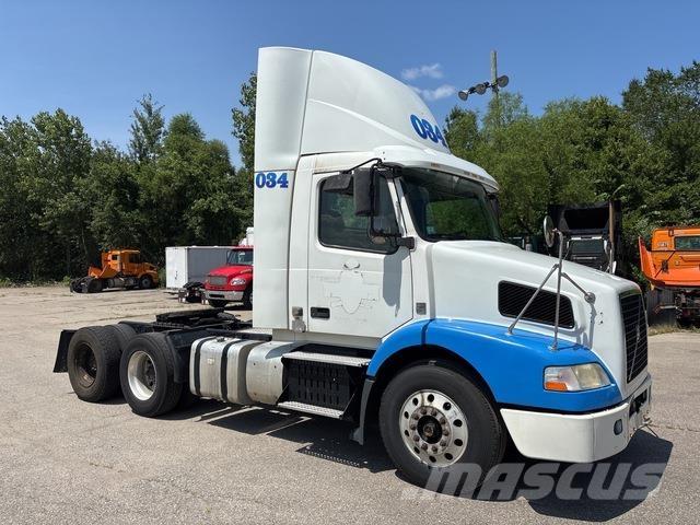 Volvo VNM 中古トラクターヘッド | トレーラーヘッド