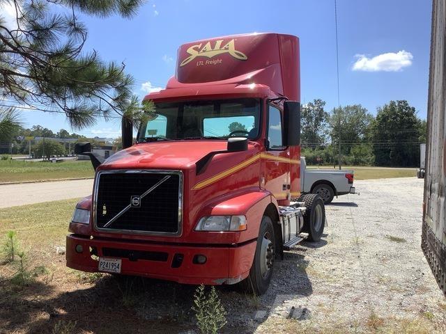 Volvo VNM 中古トラクターヘッド | トレーラーヘッド