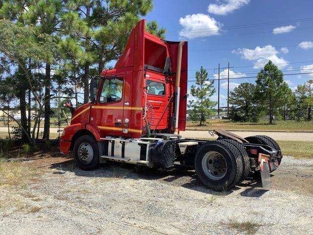 Volvo VNM 中古トラクターヘッド | トレーラーヘッド