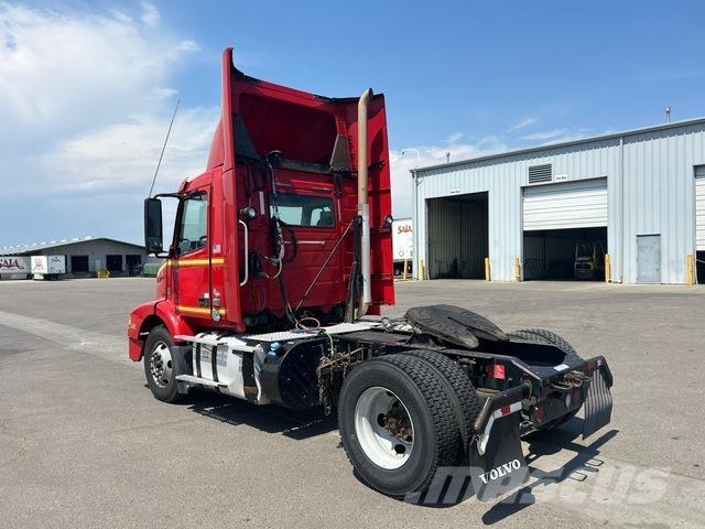 Volvo VNM 中古トラクターヘッド | トレーラーヘッド
