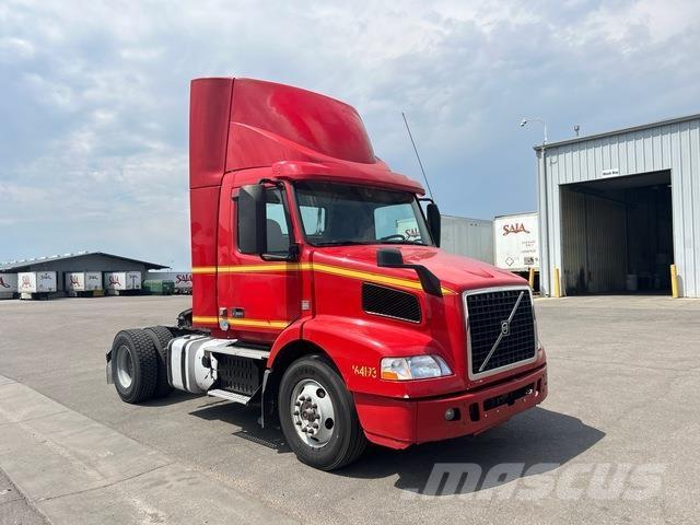 Volvo VNM 中古トラクターヘッド | トレーラーヘッド