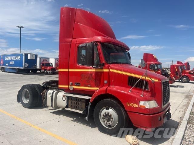 Volvo VNM 中古トラクターヘッド | トレーラーヘッド