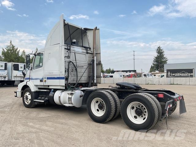 Volvo VNM 中古トラクターヘッド | トレーラーヘッド
