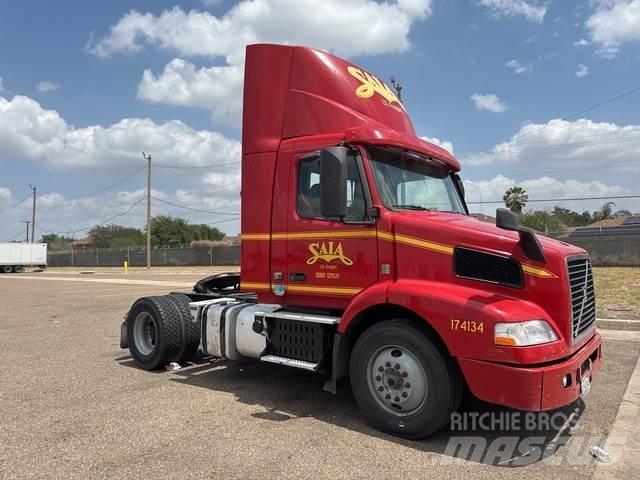 Volvo VNM42T 中古トラクターヘッド | トレーラーヘッド
