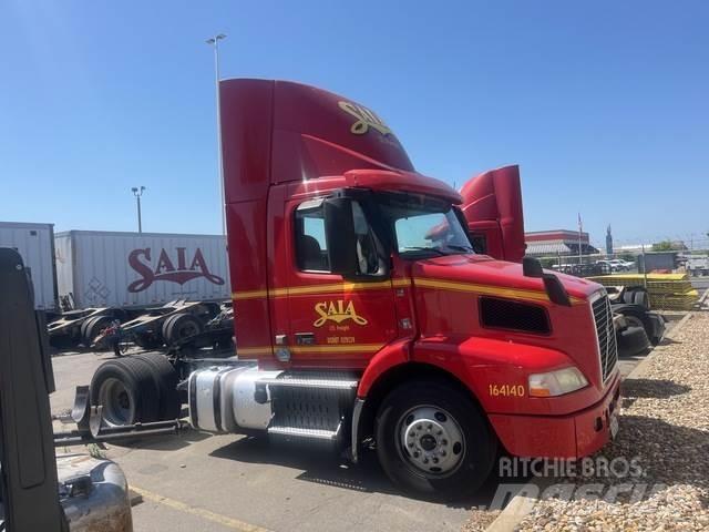 Volvo VNM42T 中古トラクターヘッド | トレーラーヘッド
