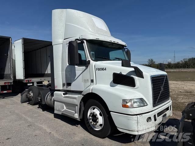 Volvo VNM64T 中古トラクターヘッド | トレーラーヘッド
