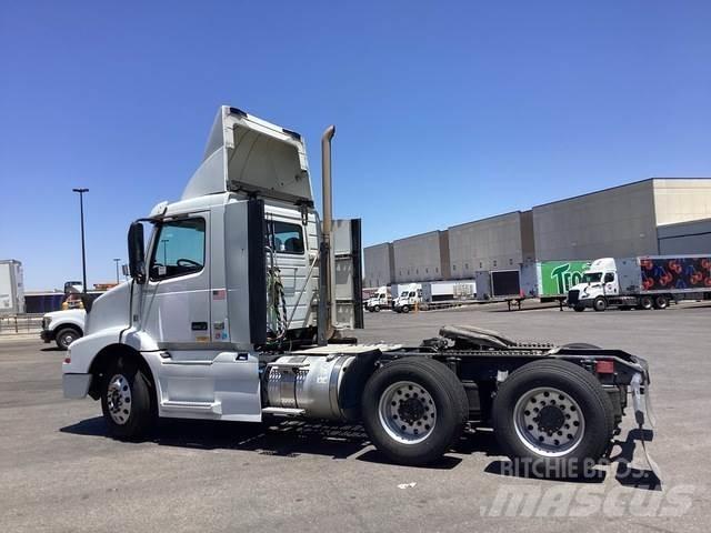 Volvo VNM64T 中古トラクターヘッド | トレーラーヘッド