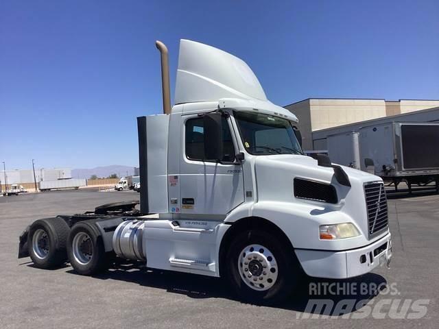 Volvo VNM64T 中古トラクターヘッド | トレーラーヘッド