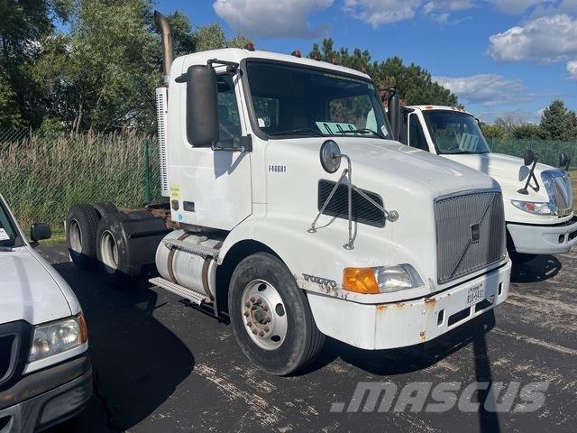Volvo VNM64T 中古トラクターヘッド | トレーラーヘッド