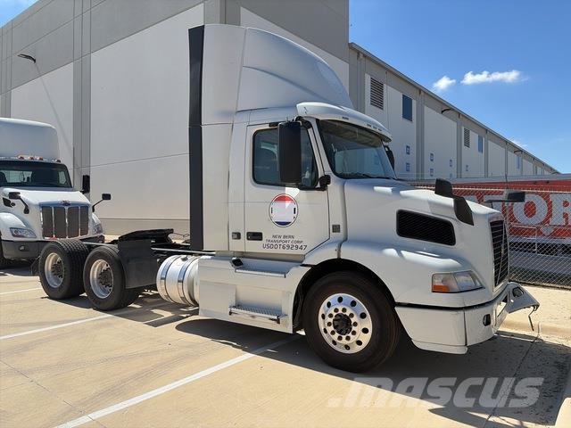 Volvo VNM64T 中古トラクターヘッド | トレーラーヘッド