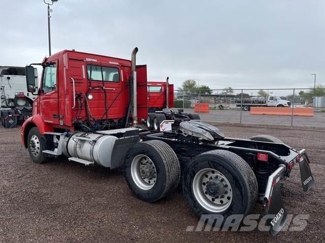 Volvo VNR 中古トラクターヘッド | トレーラーヘッド
