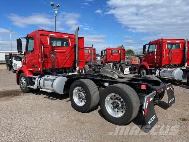 Volvo VNR 中古トラクターヘッド | トレーラーヘッド