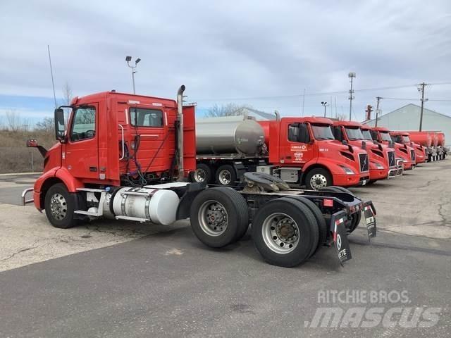 Volvo VNR 中古トラクターヘッド | トレーラーヘッド