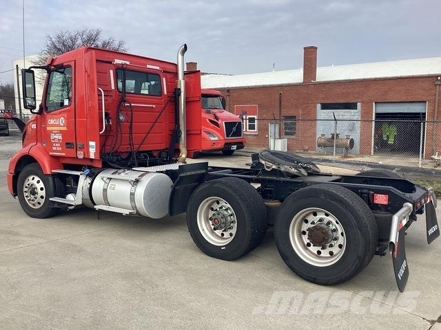 Volvo VNR 中古トラクターヘッド | トレーラーヘッド