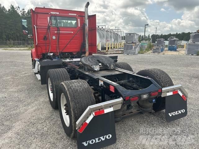 Volvo VNR 中古トラクターヘッド | トレーラーヘッド