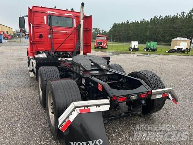 Volvo VNR 中古トラクターヘッド | トレーラーヘッド