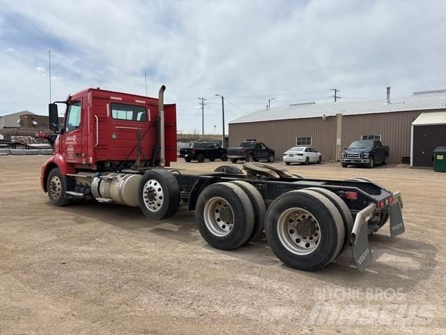 Volvo VNR 中古トラクターヘッド | トレーラーヘッド